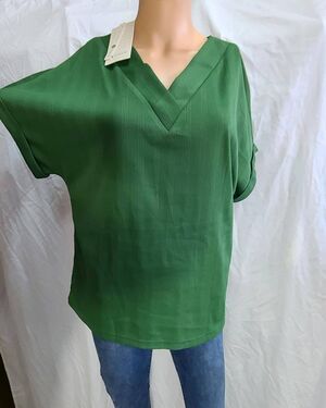 New Evaless size Small oversized green solid V-neck short sleeve knit pullover t